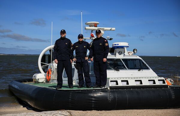 Funkcjonariusze pełniący służbę na poduszkowcu