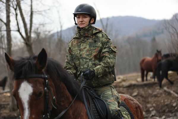 Funkcjonariuszka SG na koniu służbowym